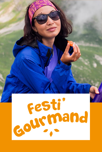 Une femme portant des lunettes de soleil déguste un fruit sec et logo de Festi'Gourmand