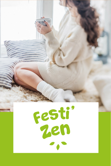 Une jeune femme assise sur son lit déguste une infusion et logo de Festi'Zen